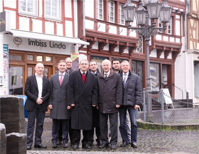 Generalkonsul Jewgenij Schmagin (Mitte) mit den Gesprächsteilnehmern auf dem Adenauer Marktplatz. SES