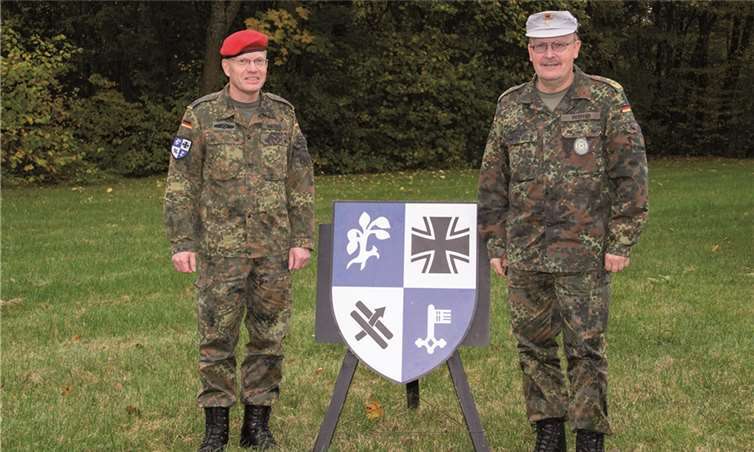 Generalleutnant Erich Pfeffer wird durch Oberst Michael Mattes begrüßt. Zentrum Operative Kommunikation der Bundeswehr