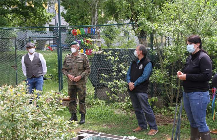 Generalmajor Bodemann (2. v. l.) bei seiner kurzen Ansprache im „Garten für alle“ auf der Pfaffendorfer Höhe.Fotos: Bundeswehr/Heiland