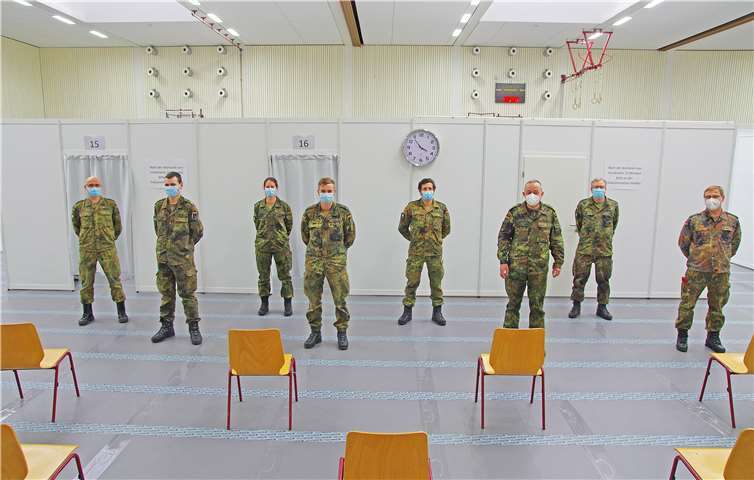 Generalmajor Breuer mit Soldaten im Impfzentrum.Fotos: Damian Morcinek
