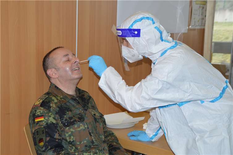 Generalmajor Carsten Breuer unterzog sich auch einem Schnelltest vor Ort.