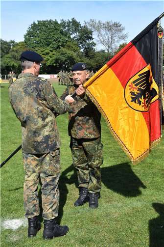 Generalmajor Dr. Michael Färber übergibt das Kommando über das BITS an Oberst Norbert Schmidt.Fotos: EICH