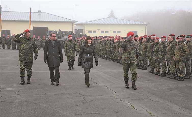 Generalmajor Hans-Werner Wiemann (r.) und Oberst Christian Bader schreiten gemeinsam mit Mayens Oberbürgermeister Wolfgang Treis und MdB Mechthild Heil die Formation der angetretenen Soldaten sowie der zivilen Mitarbeiter des ehemaligen Zentrums Operative Information und des aufgelösten Bataillon 950 für Operative Information aus Koblenz ab.