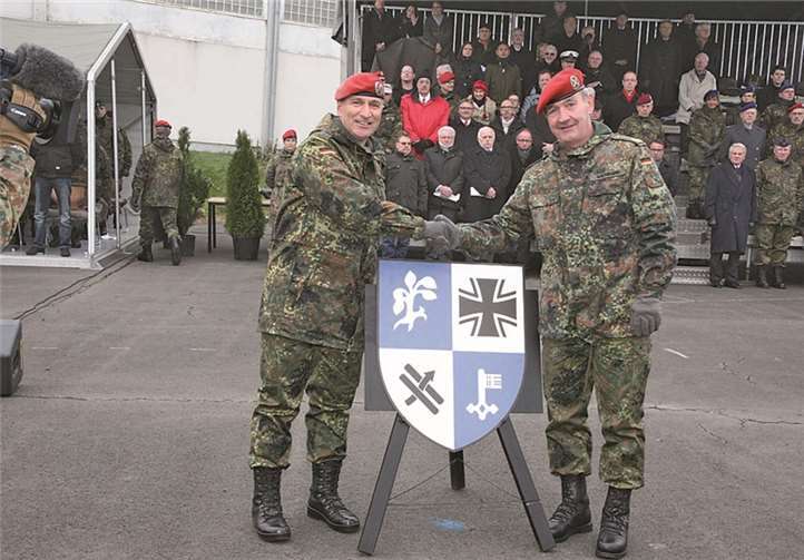 Generalmajor Hans-Werner Wiemann (r.) und Oberst Christian Bader haben das künftige Wappen des Zentrums Operative Kommunikation enthüllt.