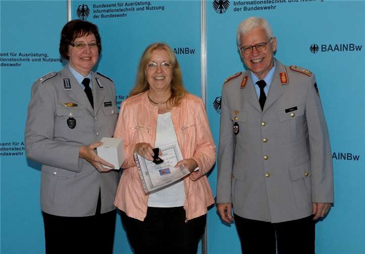 Generalmajor Klaus Veit und Oberstabsarzt Dr. Iris Sönnichsen ehren Regierungsamtsrätin Martina Kohl für 110-maliges Blutspenden.