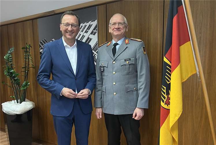 Generalmajor Thorsten Puschmann (rechts) hat als neuer Standortältester der Bundeswehr in Koblenz und Lahnstein eine verantwortungsvolle Funktion übernommen. Mit dem CDU-Bundestagsabgeordneten Josef Oster hat er sich über wichtige Themen ausgetauscht.  Foto: Philip Rünz