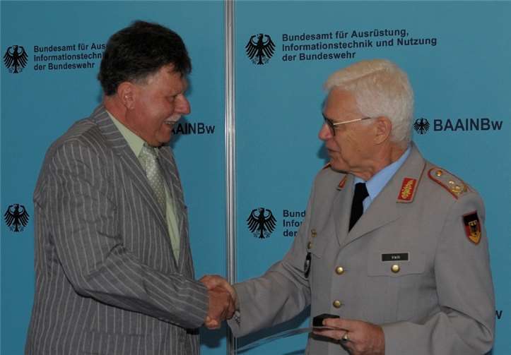 Generalmajor Veit und Oberstabsarzt Dr. Iris Sönnichsen ehren Regierungsamtsrat Thomas Högle für 110-maliges Blutspenden.