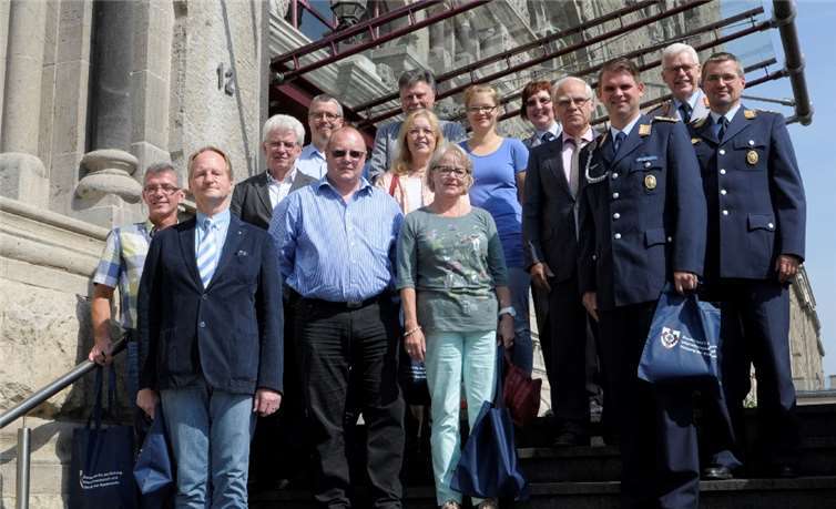 Generalmajor Veit und Oberstabsarzt Dr. Sönnichsen im Kreise der geehrten Blutspenderinnen und Blutspender. Bundeswehr/Schwetz