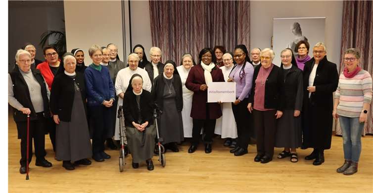 Generaloberin Schwester Edith-Maria Magar (2. von rechts) gedachte mit den Franziskanerinnen und ihren Mitarbeitenden der Opfer des Holocausts.  Foto: