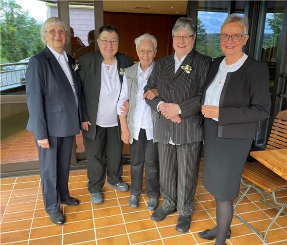 Generaloberin Schwester Edith-Maria Magar (rechts) gratulierte Schwester Erika-Maria Rademacher, Schwester M. Elia Glock, Schwester M. Claudia Schäfer und Schwester M. Nicole Latz (von links).  Foto: privat