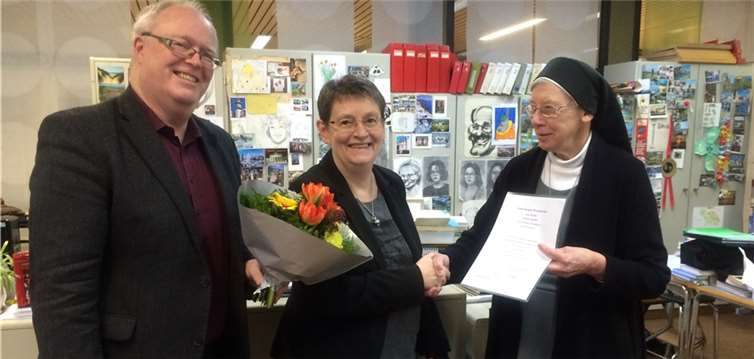 Generaloberin Sr. Maria Monheim (r:) und Schulleiter Ulrich Schülting gratulieren Renate Wroblewski zum 40-jährigen Dienstjubiläum.privat