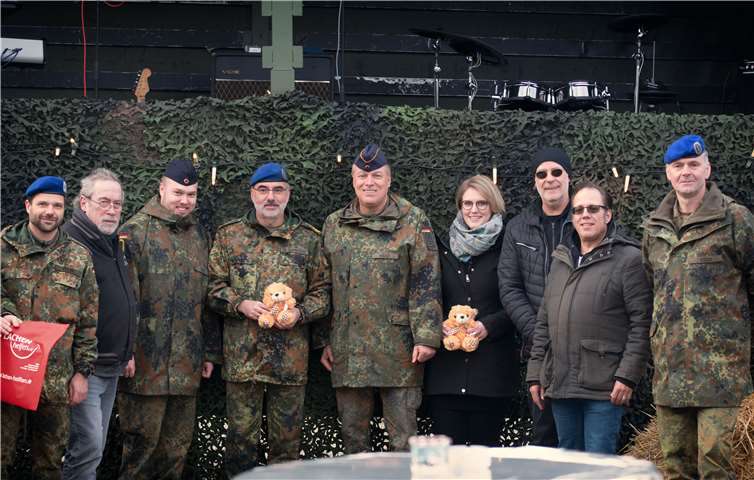 Generaloberstabsarzt Dr. Baumgärtner bedankt sich bei den Detonators and Friends (von links): Lt Johannes Euler (Technik), Klaus Retkowski (Gitarre), OMt Ole Weist (Ustg), GenOStArzt Dr. Ulrich Baumgärtner, OstFw Oliver Weist (Bass), Katja Gallas (Gesang), Michael Alles (Drums) Elvis Joung (Gesang), Hptm Hubert Eiden (Keyboard). Dirk Holzhauser