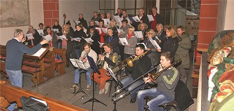 Generalprobe in der Sayner Pfarrkirche: Der Chor übt mit den vier Bläsern die Messe brève von Léo Délibes.  Kirchenchor Sayn