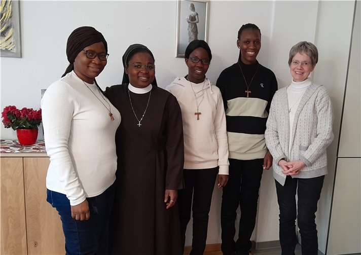Generalrätin Schwester Michaele Rohde (rechts) und Formationsleiterin Schwester Diane Tobossi (2. von links) begrüßen die drei neuen Kandidatinnen bei den Waldbreitbacher Franziskanerinnen: Chimène Seriki (links), Josephine Ogou (Mitte) und Christelle Dossou (2. von rechts). Foto: Ephémie Tossou