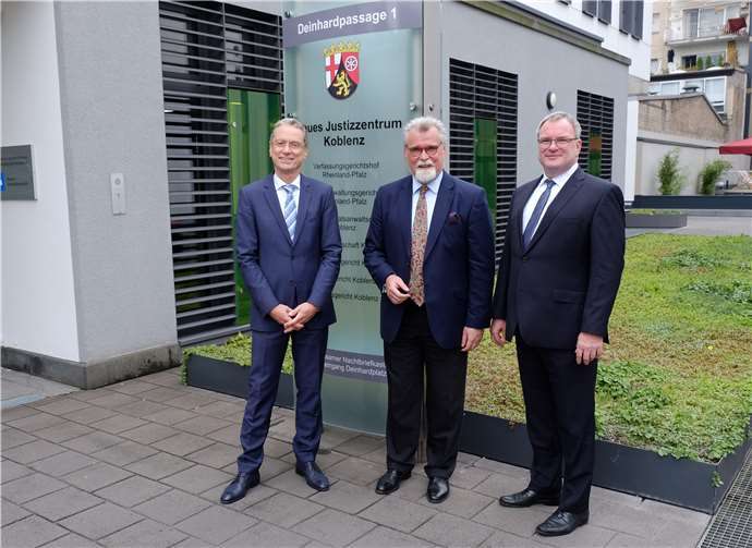 Generalstaatsanwalt Dr. Jürgen Brauer, Justizminister Herbert Mertin und der Leitende Oberstaatsanwalt Harald Kruse.