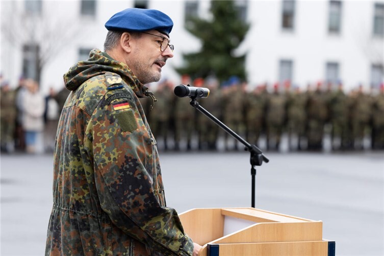 Generalstabsarzt Dr. Johannes Backus blickte in seiner Rede auf ein forderndes Jahr zurück. Der Kommandeur dankte den angetretenen Soldatinnen und Soldaten für die geleistete Arbeit. Foto: Bundeswehr/Stefan Müller