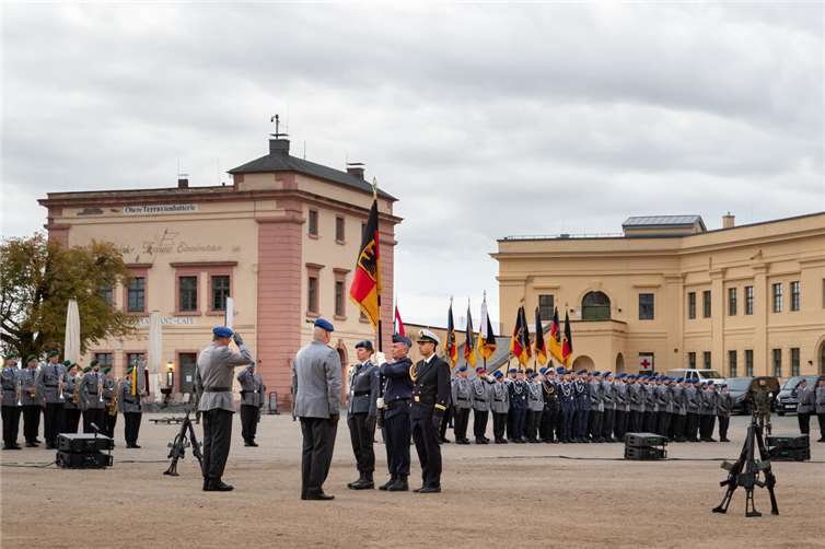 Generalstabsarzt Dr. Johannes Backus salutiert vor der neuen Truppenfahne des Kommandos Gesundheitsversorgung. Foto: Bundeswehr/Patrick Grüterich