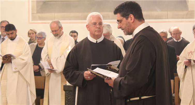 Generalsuperior Br. John Francis Tyrrell (li.) bei der Abnahme des Gelübdes von Br. Johannes Maria (re.). Fotos: privat