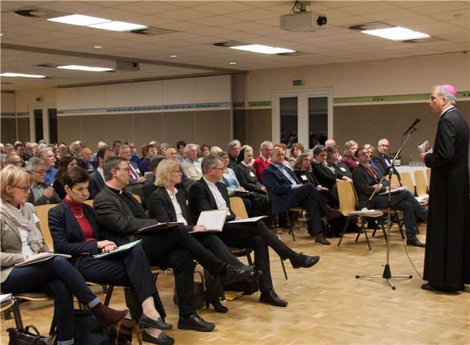 Generalvikar Ulrich Graf von Plettenberg referierte vor rund 130 Zuhörern über die künftigen Strukturen und mögliche Aufgaben der örtlichen Gremien. Foto: Bistum Trier/Julia Fröder