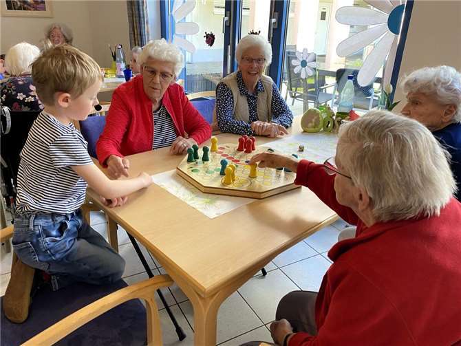 Generationen im Einklang: Kita-Kinder besuchen Seniorenheim. Quelle: VG Weißenthurm