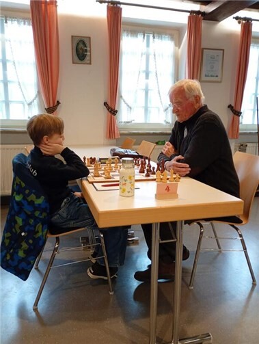 Generationen im Schach vereint: Fjodor Jung (li.) gegen Wilfried Kälicke. Foto: Thorsten Kammer