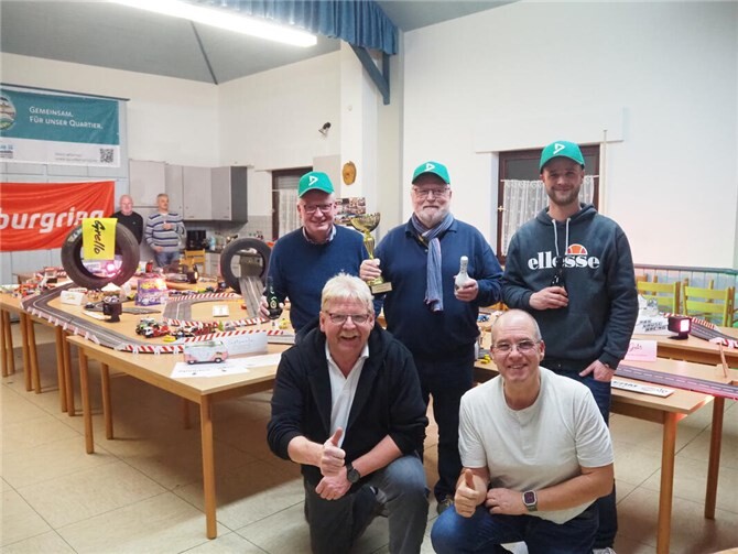 Generationenübergreifender Rennspaß im Pfarrsaal Hönningen.  Foto: privat