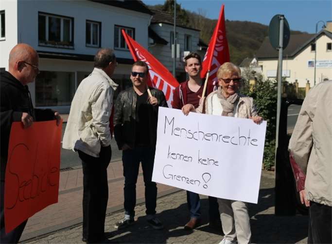 Generationenübergreifendes Engagement: Die AG Jusos und die AG 60+ gemeinsam bei der Mahnwache für den Erhalt von Seebrücken.Foto: privat