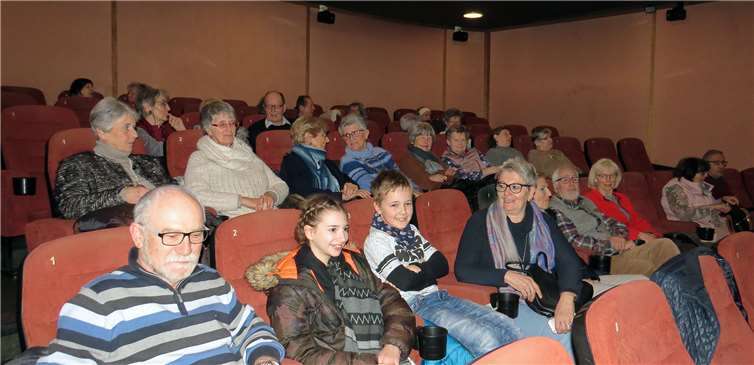 Generationsübergreifend genießen die Zuschauer die Filmvorführung. Privat