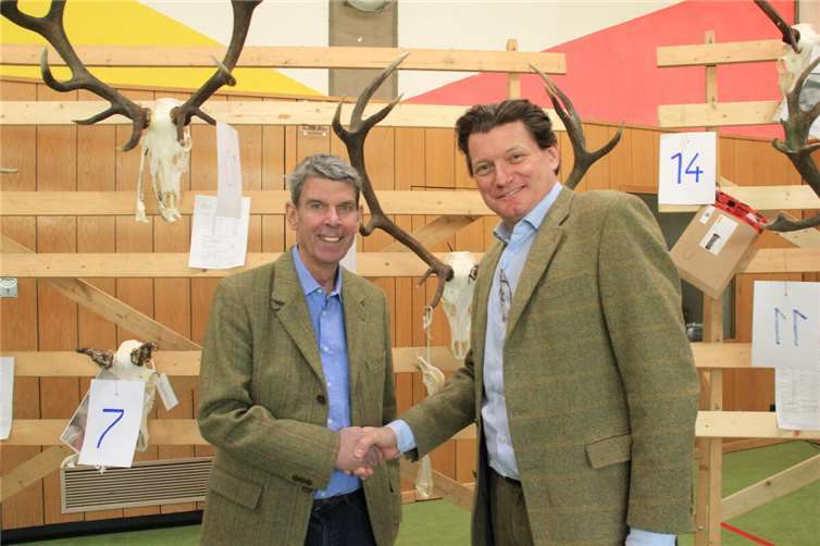 Generationswechsel an der Spitze des Rotwildrings Ahrweiler: Christian Möllers (rechts) löst Ralf Mocken ab. Foto: GS