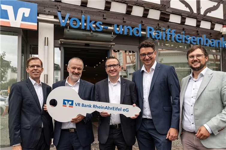 Generationswechsel in der Filiale Linz (von links): Vertriebsvorstand Michael C. Kuch, scheidender Filialleiter Ulrich Runkel, neuer Filialleiter Benjamin Christen, Regionalmarktdirektor Christian Kehr und Privatkunde-Teamleiter Sebastian Jacke.  Foto: Heinz- Werner Lamberz