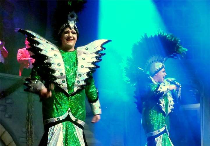 Genial und glamourös entführten Jörg Dilthey und Andreas Schmitz aus Niederkassel das Publikum in ihre bunte Travestie-Show.