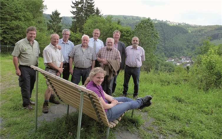 Genießen den Ausblick: (V.l.) Friedhelm Kurz (Forstrevier Kleinmaischeid), Hermann Seeger (Heimat- und Verschönerungsverein Isenburg), Detlef Mohr (zukünftiger Ortsbürgermeister von Isenburg), Heinrich Eulenbach (Heimat- und Verschönerungsverein Isenburg), Landrat Rainer Kaul, Werner Schüler (noch Ortsbürgermeister von Isenburg), VG-Bürgermeister Horst Rasbach, Friedhelm Kurz (Heimat- und Verschönerungsverein Isenburg) und Dr. Friedericke Weber (Geschäftsführerin Naturpark Rhein-Westerwald). Celina Weinert (VG Dierdorf)