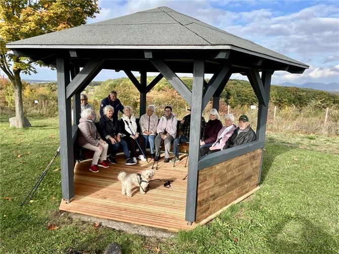 Genießerische Momente am höchsten Punkt Oedingens. Rast in und an der frisch restaurierten Aussichtsplattform mit Hütte und Sitzgelegenheit.Foto: privat