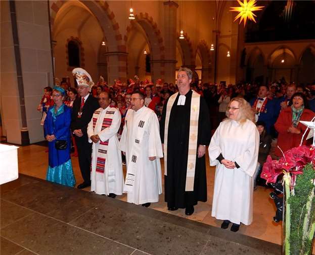 Genossen den Narrengottesdienst (v.l.n.r.:) Karin Schneider, Michael Syré, Priester Jérôme Ouédraogo, Pfarrer Joachim Fey Pfarrer, Gerd Goetz und Judith Richter.
