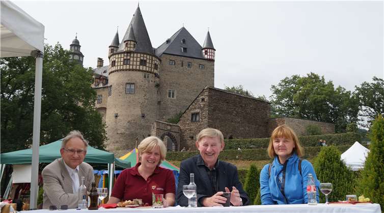 Genossen den Tag in vollen Zügen: Dr. Angela Kaiser-Lahmenebst Gatten (links), Dieter Dierkes und Gräfin Margot von Westerholt. Fotos: SOT