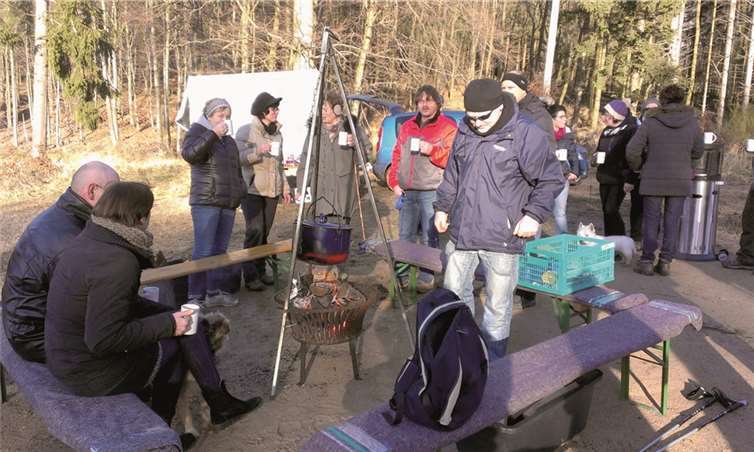 Genossen den über offenem Feuer erwärmten Glühwein: Die Wanderer des Hohenleimbacher SV.privat