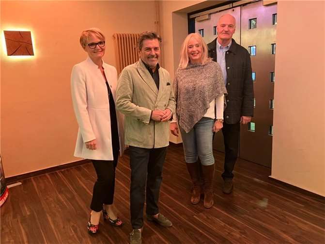 Genossen gemeinsam den Rückblick auf zehn erfolgreiche Benefiz-Krimis: v.li. Catrin Nickenig, Thomas Anders, Dr. Margit Theis-Scholz und Bernd Schneider. Foto: privat
