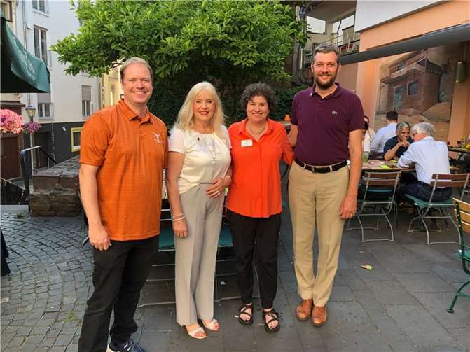 Genossen gemeinsam einen Sommerabend im Zeichen der Freundschaft: (v. li.) Christian Schmitz, Dr. Margit Theis-Scholz, Alison Alter und Ralf Bendlin. Foto: privat