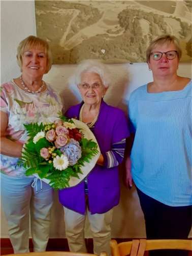 Genoveva Klein (Mitte) wurde zu ihrem 90. Geburtstag gratuliert.