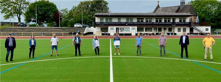 Genügend Abstand wurde bei der Spendenübergabe auf dem Kaiserberg gehalten. Foto: privat