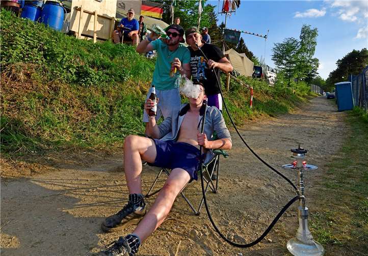 Genüsslich mit einer Wasserpfeife verfolgen die Drei das Top 30 Qualifying.