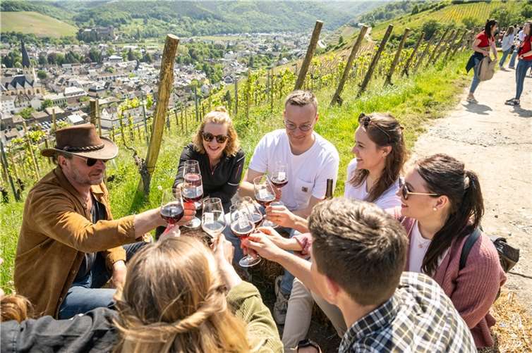 Genuss im Weinberg bei herrlichen Ausblicken ins Tal bietet der AhrWeinWalk an Christi Himmelfahrt.  Foto: Dominik Ketz