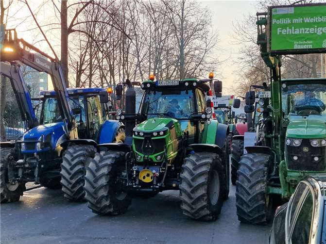 Geordnet wurde in die Stadt gefahren und auch geparkt. Eigene Ordner, Ordnungsamt und Polizei sorgten dafür, dass es kein Chaos gab.