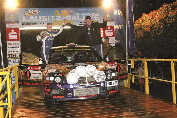 Georg Berlandy / Peter Schaaf am Ziel mit ihrem neuen Auto, dem Peugeot 207 S2000. privat