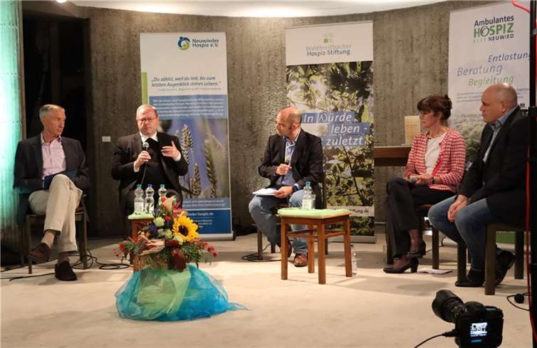Georg Beule, Dr. Georg Bätzing, Moderator Dr. Patrick Hünerfeld, Anita Ludwig, und Frank Voss (v.l.) diskutierten in der Hl.-Kreuz-Kirche in Neuwied über das Thema „Assistierter Suizid“.Foto: Caroline Hensiek