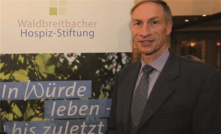Georg Beule, von der Stabstelle Ethik und Werte der Marienhaus Stiftung, berät, was bei einer Patientenverfügung beziehungsweise Vorsorgevollmacht zu beachten ist. Marienhaus Klinik