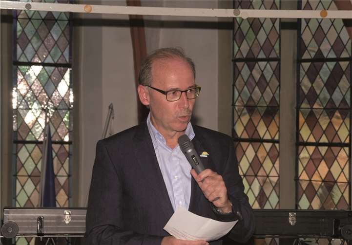 Georg Hollmann, Bürgermeister der VG Weißenthurm, freute sich auf den heiteren Abend und begrüßte die Gäste.US