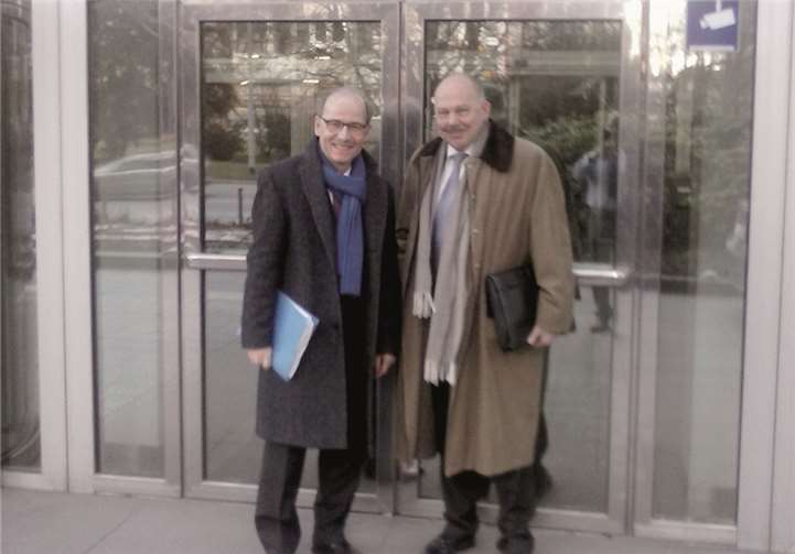 Georg Hollmann (links) und Rolf Papen (rechts) vor der Niederlassung der Deutschen Bahn AG in Frankfurt. privat
