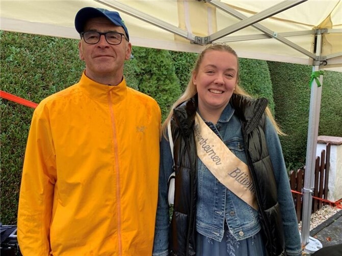 Jonas Humke bricht Streckenrekord trotz widriger Bedingungen Georg Jacoby und Blütenkönigin Annina Engels. Fotos: privat