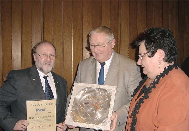 Georg Kittels erhielt in Anerkennung für besondere Leistungen für die Mitglieder und im sozialen Bereich, den großen Ehrenteller mit Wappen des Ortsverbandes Mayen. (v.li.): Rainer J. Mohr, Georg Kittels und Marlies Hoffmann.